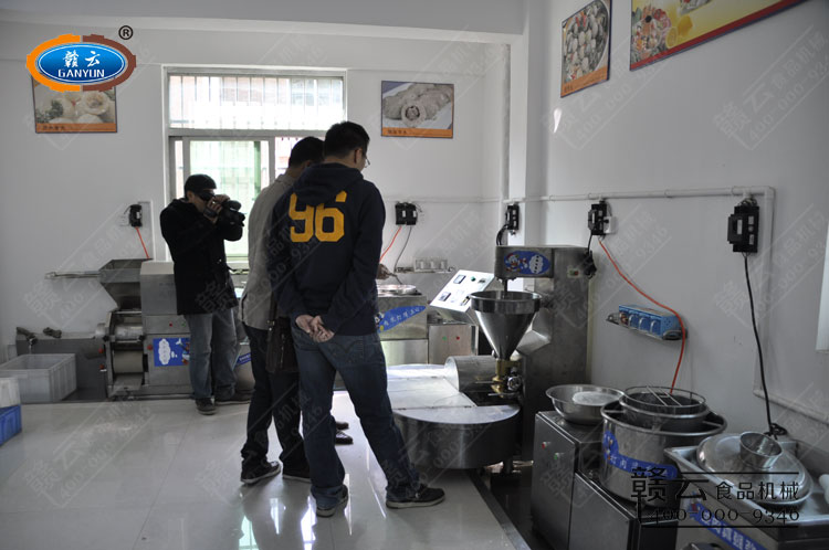 肉丸成型機(jī)和自動(dòng)煮丸水槽對(duì)魚漿進(jìn)行定型和熟化