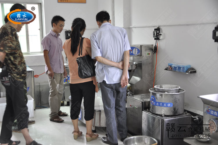 客戶觀看整個肉丸成型過程。