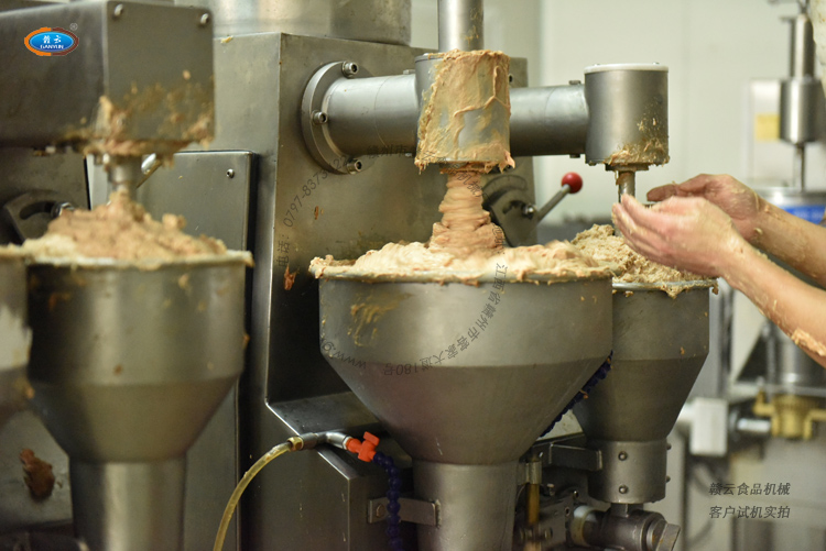 實際生產(chǎn)中的第三代包心肉丸機