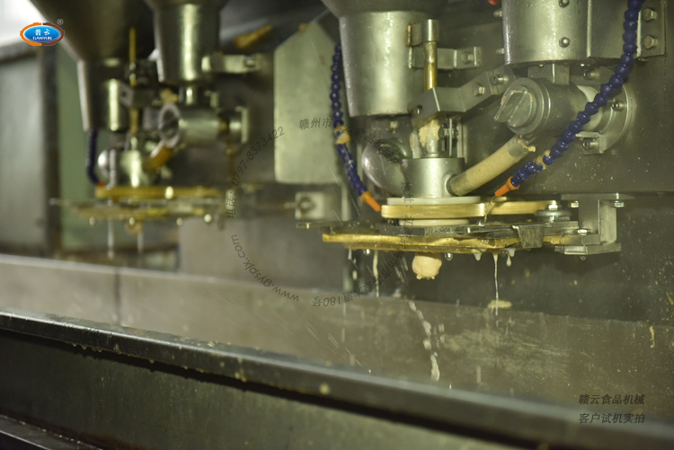 實際生產(chǎn)中的第三代包心肉丸機與二代的對比