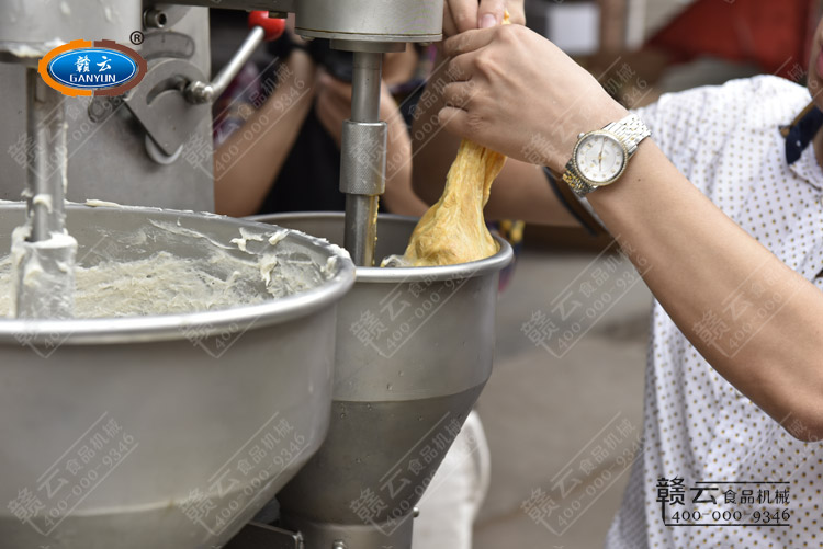 客戶自帶的蟹黃料放入餡斗內(nèi)